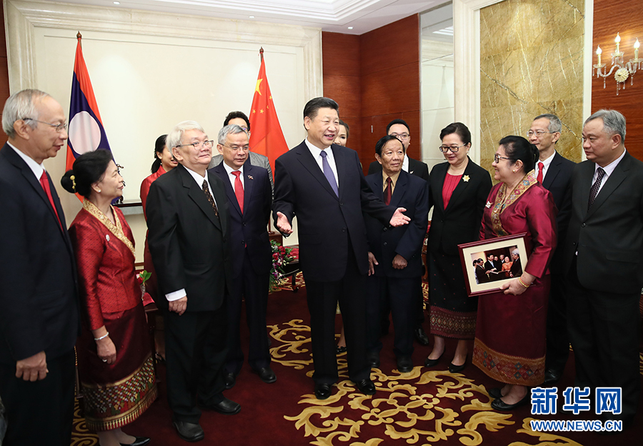 2017年11月14日，中共中央总书记、国家主席习近平在万象下榻饭店会见老挝奔舍那家族友人。 新华社记者 兰红光 摄